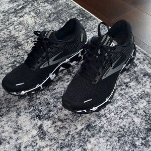 Brooks Ghost 14 size 13 men’s Black and White Sneakers